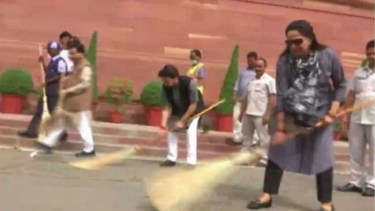 ಪ್ರಧಾನಿ ಆದೇಶ ಕಣಮ್ಮಾ: ಬೆಳಗ್ಗೆ ಬಂದು ಸಂಸತ್ತು ಗುಡಿಸಿದ ಹೇಮಾ! ಪ್ರಧಾನಿ ಆದೇಶ ಕಣಮ್ಮಾ: ಬೆಳಗ್ಗೆ ಬಂದು ಸಂಸತ್ತು ಗುಡಿಸಿದ ಹೇಮಾ!