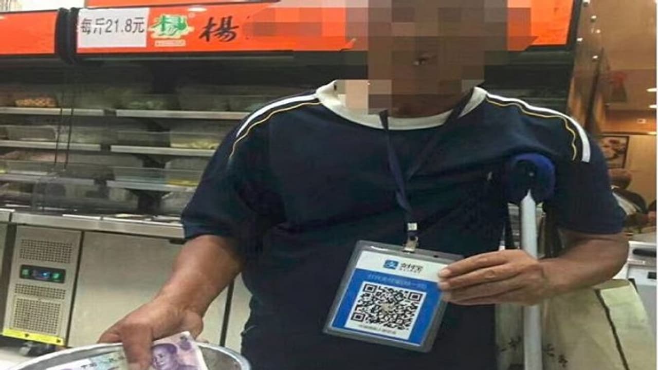 ಚೆಂಜ್ ಇಲ್ಲ ಅನ್ನೋಂಗಿಲ್ಲ.. ಭಿಕ್ಷುಕರ ಮೇಲೆ ಅಲಿಬಾಬಾ ಮ್ಯಾಜಿಕ್!