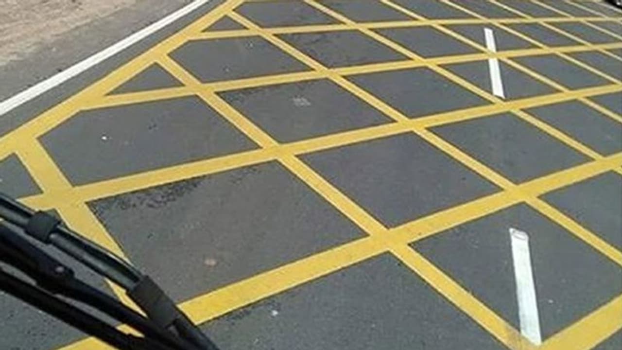 നിരത്തുകളിലെ മഞ്ഞ ബോക്സ് മാര്ക്കിംഗ് എന്തിന്? യഥാര്ത്ഥകാരണം കേരള പൊലീസ് പറഞ്ഞുതരും നിരത്തുകളിലെ മഞ്ഞ ബോക്സ് മാര്ക്കിംഗ് എന്തിന്? യഥാര്ത്ഥകാരണം കേരള പൊലീസ് പറഞ്ഞുതരും