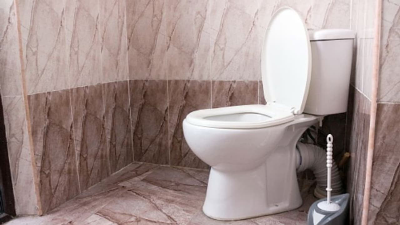 কেবল রেকর্ড গড়বেন বলেই টানা পাঁচদিন কমোডে বসেই কাটিয়ে দিলেন এই ব্যক্তি কেবল রেকর্ড গড়বেন বলেই টানা পাঁচদিন কমোডে বসেই কাটিয়ে দিলেন এই ব্যক্তি