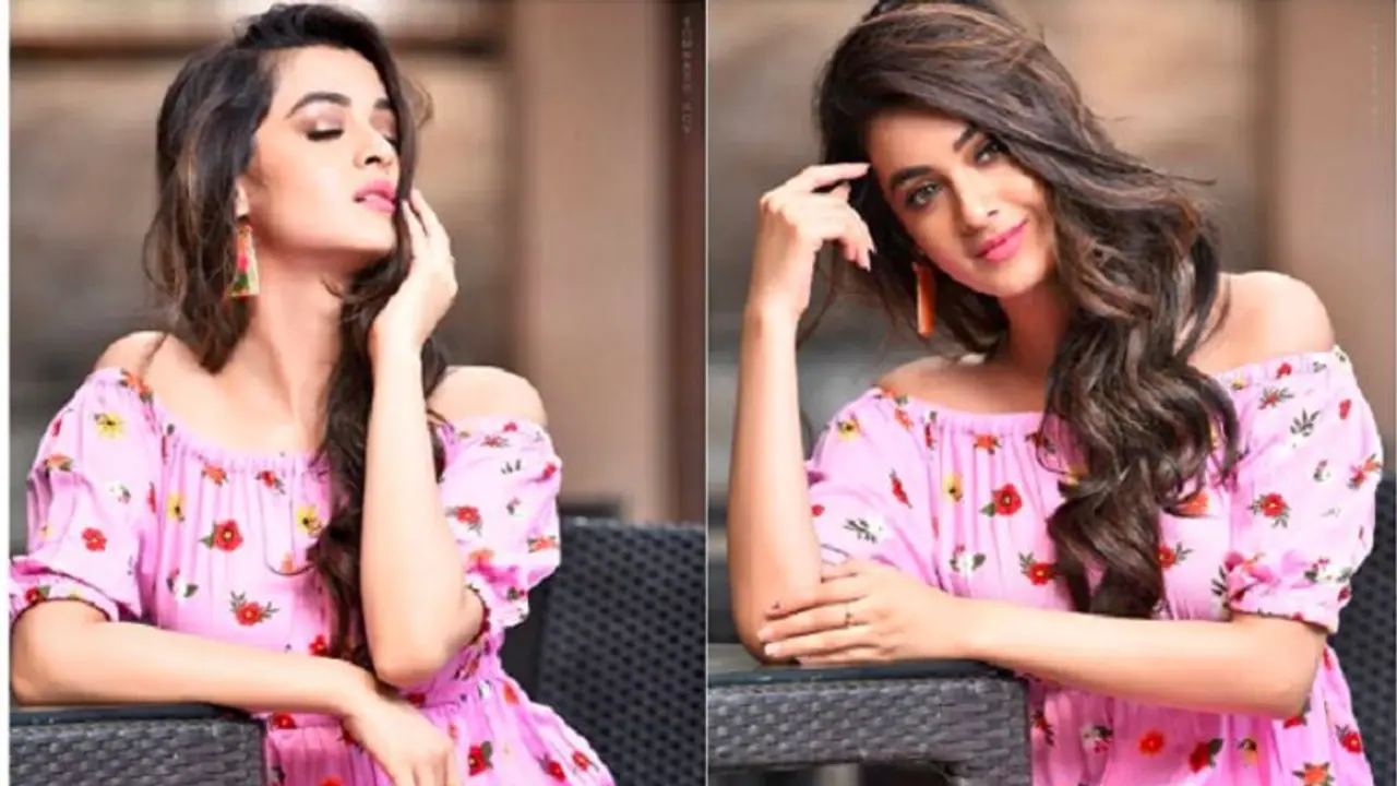 পুজোর আগেই নেট দুনিয়ায় উষ্ণতা ছড়ালেন দর্শনা বণিক পুজোর আগেই নেট দুনিয়ায় উষ্ণতা ছড়ালেন দর্শনা বণিক