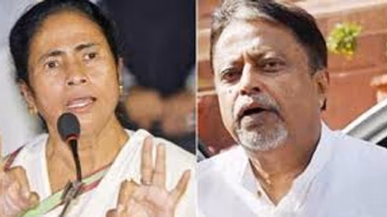 মমতার নির্দেশেই হেনস্থা, গ্রেফতারি পরোয়ানা জারি হওয়ার পর অভিযোগ মুকুলের মমতার নির্দেশেই হেনস্থা, গ্রেফতারি পরোয়ানা জারি হওয়ার পর অভিযোগ মুকুলের