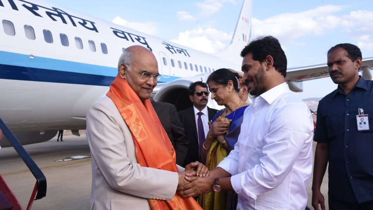 తిరుమలకు రాష్ట్రపతి రామ్ నాథ్ కోవింద్: స్వాగతం పలికిన సీఎం జగన్, గవర్నర్ నరసింహన్ తిరుమలకు రాష్ట్రపతి రామ్ నాథ్ కోవింద్: స్వాగతం పలికిన సీఎం జగన్, గవర్నర్ నరసింహన్