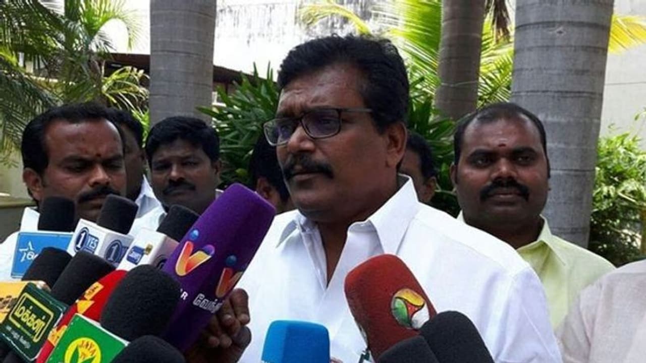 அதிமுக பல அணிகளாக உடையும்.. சசிகலா விடுதலையால் எந்த மாற்றமும் ஏற்படாது.. தங்க.தமிழ்ச்செல்வன் அதிரடி சரவெடி..!