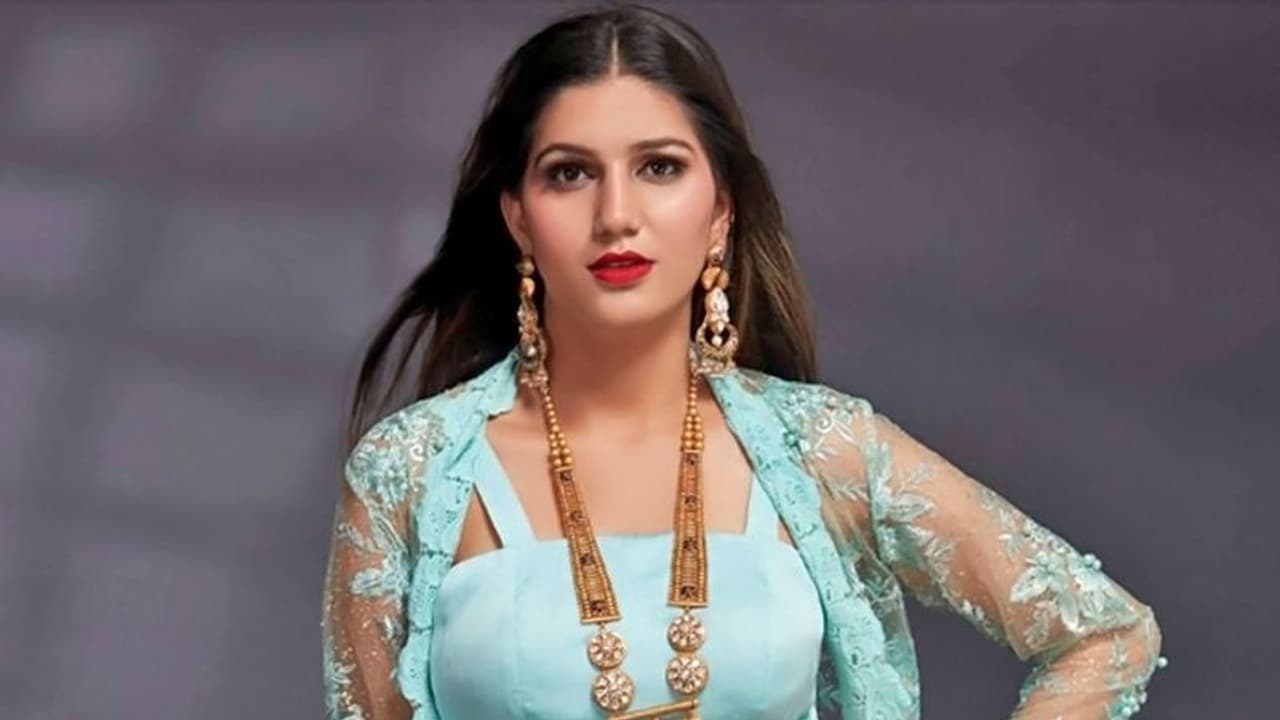 ఘోర ప్రమాదం... తృటిలో తప్పించుకున్న సింగర్ ఘోర ప్రమాదం... తృటిలో తప్పించుకున్న సింగర్