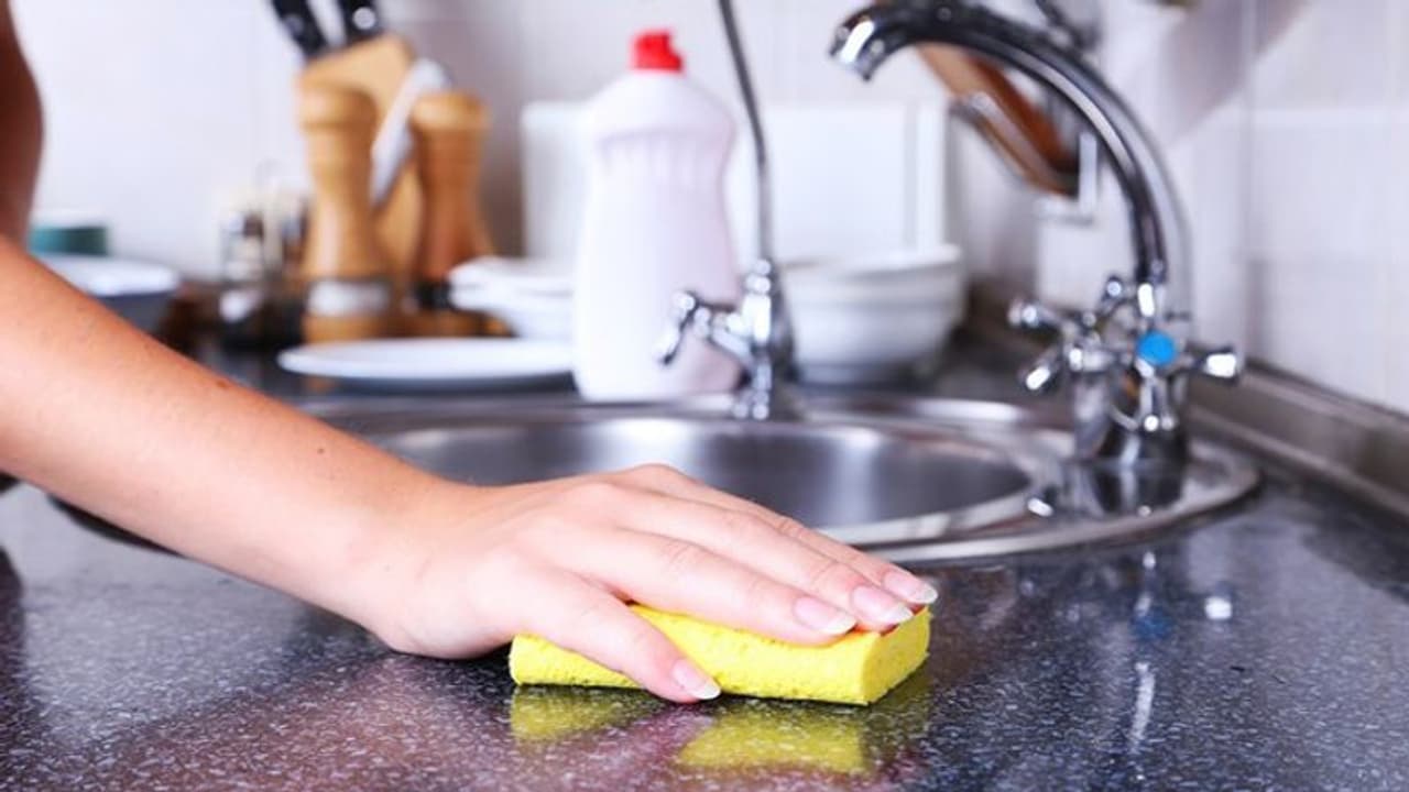 അടുക്കള വൃത്തിയാക്കുമ്പോൾ ശ്രദ്ധിക്കേണ്ട ചില കാര്യങ്ങൾ അടുക്കള വൃത്തിയാക്കുമ്പോൾ ശ്രദ്ധിക്കേണ്ട ചില കാര്യങ്ങൾ