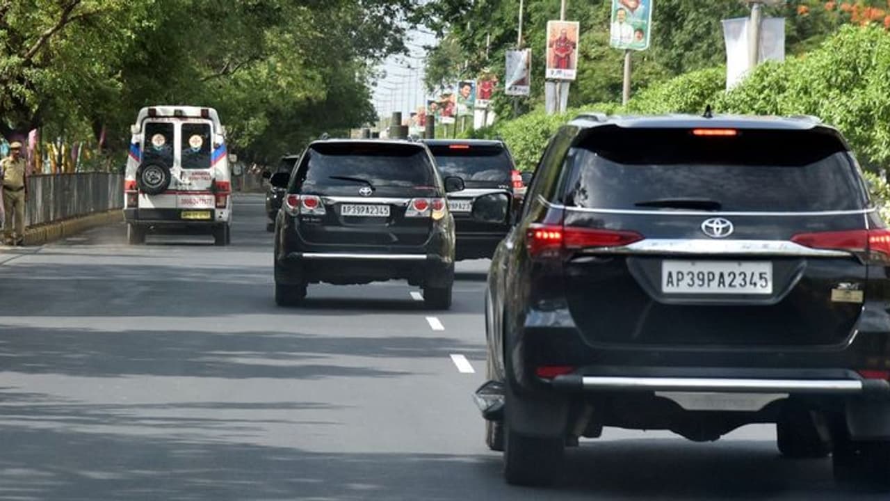 కడపలో సీఎం జగన్ కు తప్పిన ప్రమాదం: కాన్వాయ్ లో ఢీకొన్న వాహనాలు, అంతా సేఫ్ కడపలో సీఎం జగన్ కు తప్పిన ప్రమాదం: కాన్వాయ్ లో ఢీకొన్న వాహనాలు, అంతా సేఫ్