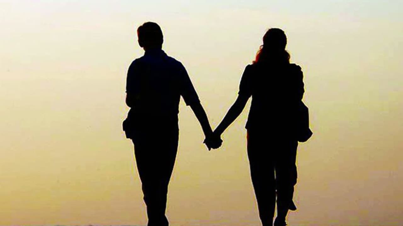 భార్య డీటైల్స్ ఇచ్చి... ప్రియురాలితో టూర్ ప్లాన్..