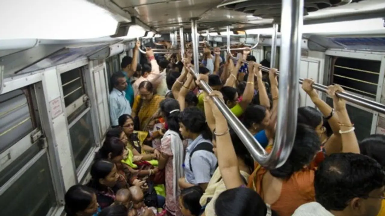 কলকাতা মেট্রোর দরজা কেলেঙ্কারি, একের পর এক ঘটনাতেও ফেরেনি হুঁশ কলকাতা মেট্রোর দরজা কেলেঙ্কারি, একের পর এক ঘটনাতেও ফেরেনি হুঁশ