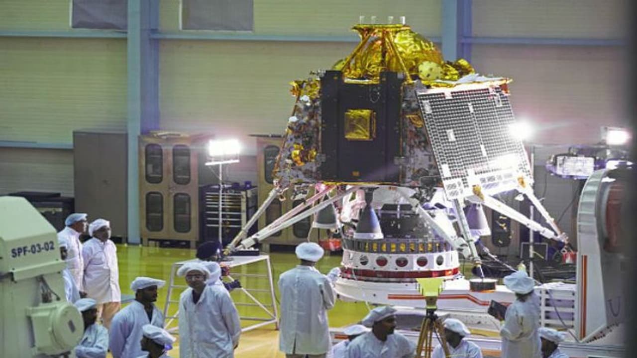 দক্ষিণ মেরুতে অবতরণ করবে চন্দ্রযান ২, আর কী কী কাজ করবে, জানুন দক্ষিণ মেরুতে অবতরণ করবে চন্দ্রযান ২, আর কী কী কাজ করবে, জানুন