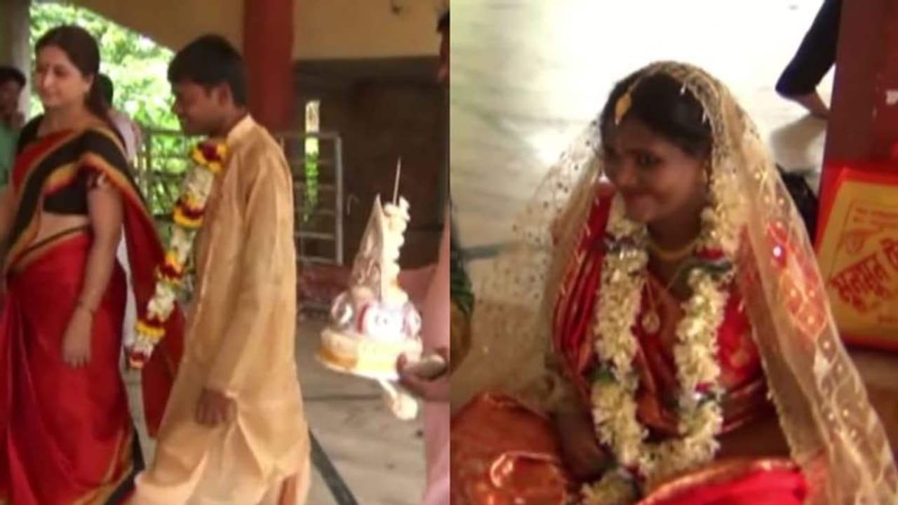 দাঁড়িয়ে থেকে অনাথ ছবির বিয়ে দিলেন জেলাশাসক, চার হাত এক হল বাঁকুড়ায় দাঁড়িয়ে থেকে অনাথ ছবির বিয়ে দিলেন জেলাশাসক, চার হাত এক হল বাঁকুড়ায়