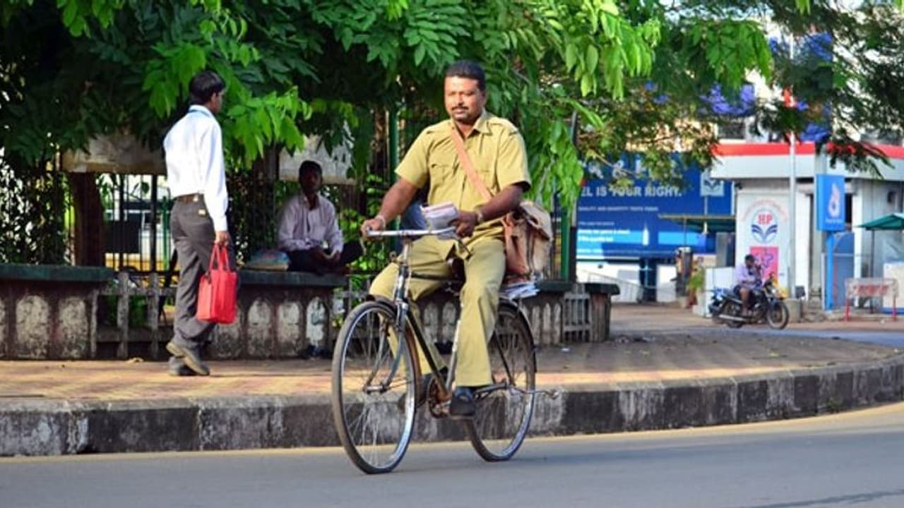 ಕೋರ್ಟ್ ಸಮನ್ಸ್ ಜಾರಿ ಅಂಚೆಯಣ್ಣನ ಹೆಗಲಿಗೆ? ಕೋರ್ಟ್ ಸಮನ್ಸ್ ಜಾರಿ ಅಂಚೆಯಣ್ಣನ ಹೆಗಲಿಗೆ?