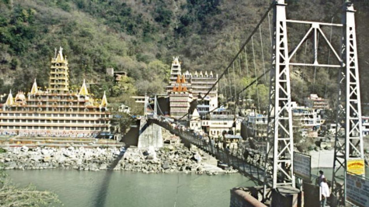 ঠিক যে কারণে বন্ধ হয়ে গেল উত্তরাখণ্ডের একমাত্র ঝুলন্ত সেতু লছমন ঝুলা
