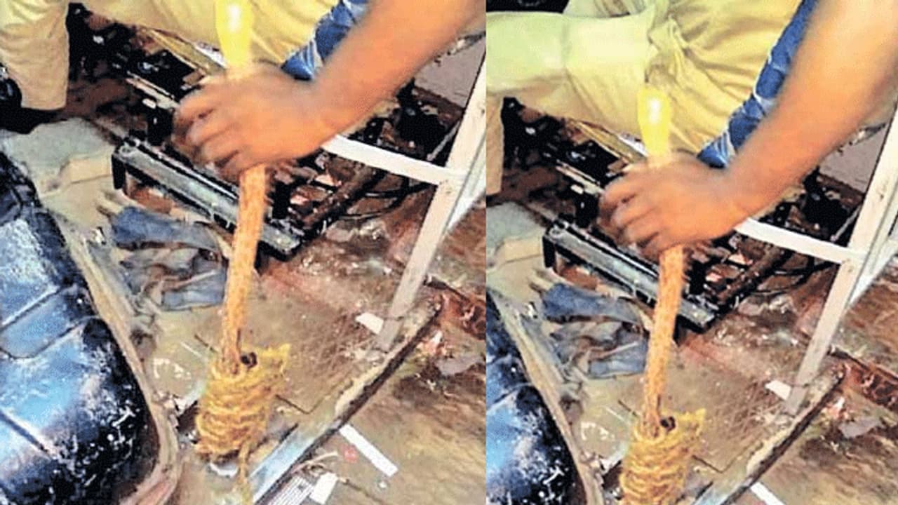 பயணிகள் திக்..திக்...திகில்...! கியர் கம்பிக்கு பதிலாக மரக்குச்சியை நுழைத்து இயக்கிய ஓட்டுநர்..! பயணிகள் திக்..திக்...திகில்...! கியர் கம்பிக்கு பதிலாக மரக்குச்சியை நுழைத்து இயக்கிய ஓட்டுநர்..!