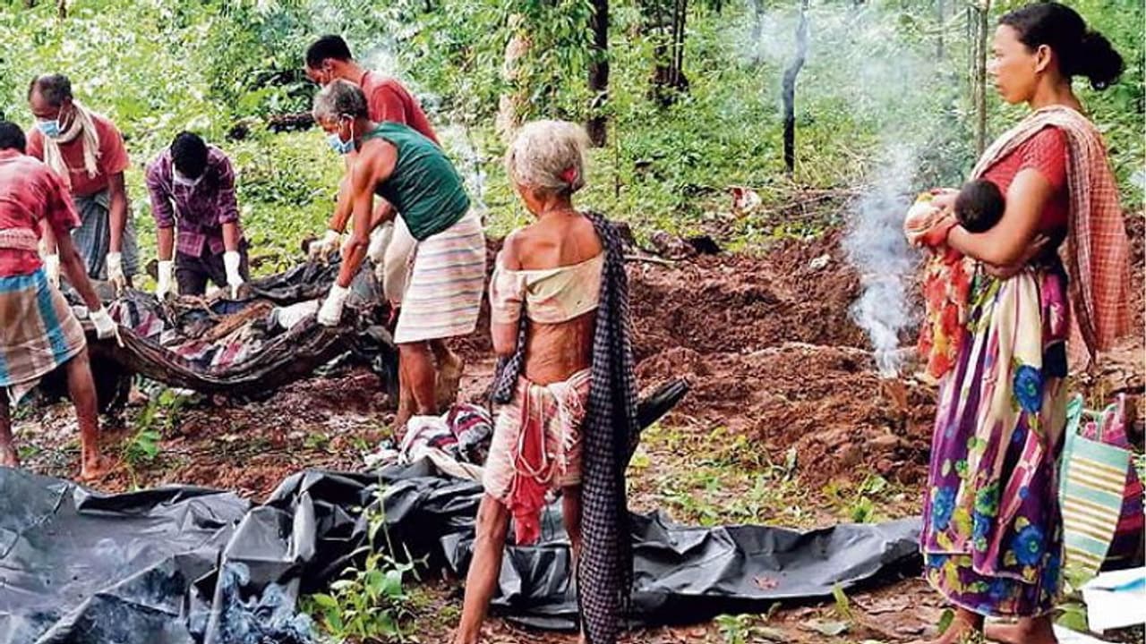 मौत का रहस्य जानने 90 साल की दादी ने निकलवाई पोते की लाश, पूरा गांव देख रहा था तमाशा मौत का रहस्य जानने 90 साल की दादी ने निकलवाई पोते की लाश, पूरा गांव देख रहा था तमाशा