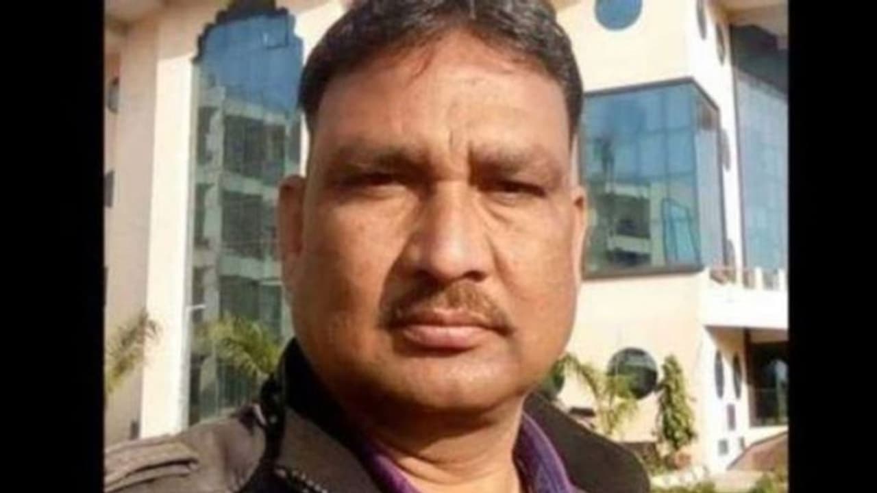 জমি বিবাদের মীমাংসা করতে উত্তেজিত জনতার হাতে প্রাণ গেল এক পুলিশকর্মীর জমি বিবাদের মীমাংসা করতে উত্তেজিত জনতার হাতে প্রাণ গেল এক পুলিশকর্মীর