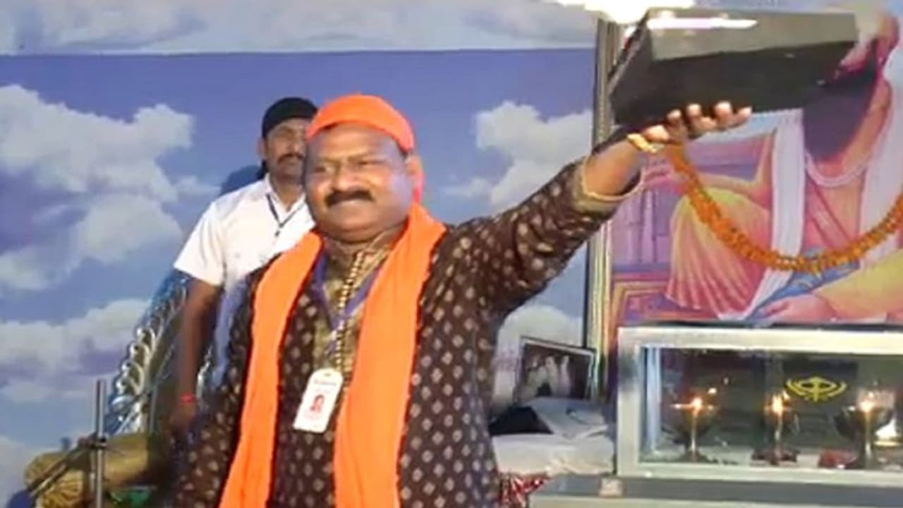 तिलिस्मी मायाजाल बिछाकर ढोंगी बाबा ने भक्तों से ठगे 100 करोड़ रुपए तिलिस्मी मायाजाल बिछाकर ढोंगी बाबा ने भक्तों से ठगे 100 करोड़ रुपए