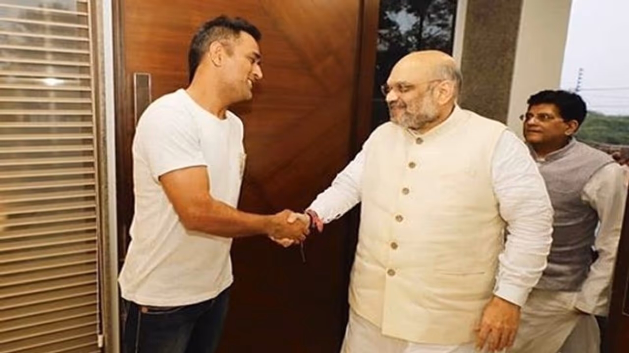 बीजेपी में शामिल हो सकते हैं धोनी, इस नेता ने किया इशारा बीजेपी में शामिल हो सकते हैं धोनी, इस नेता ने किया इशारा