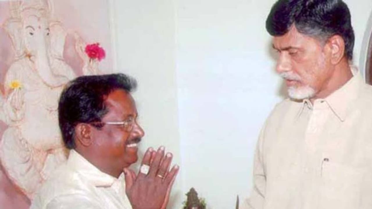 చిత్తూరులో బాబుకు షాక్: టీడీపీకి మాజీ మంత్రి గుడ్బై చిత్తూరులో బాబుకు షాక్: టీడీపీకి మాజీ మంత్రి గుడ్బై