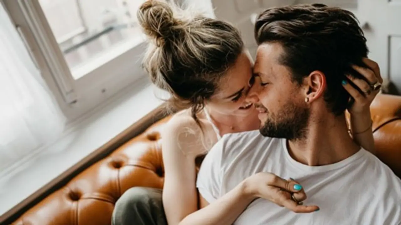 সঙ্গীর সঙ্গে লিভ ইন করছেন! ভবিষ্যতেও একসঙ্গে থাকবেন কি না বুঝে নিন