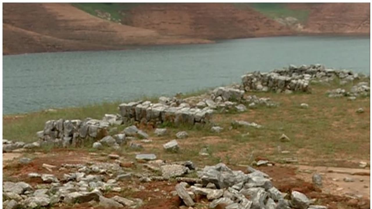 ഇടുക്കി അണക്കെട്ടില് ജലനിരപ്പ് താണതോടെ പുനര്ജനിച്ചത് വെള്ളത്തില് മറഞ്ഞുകിടന്ന ഒരു ഗ്രാമം! ഇടുക്കി അണക്കെട്ടില് ജലനിരപ്പ് താണതോടെ പുനര്ജനിച്ചത് വെള്ളത്തില് മറഞ്ഞുകിടന്ന ഒരു ഗ്രാമം!