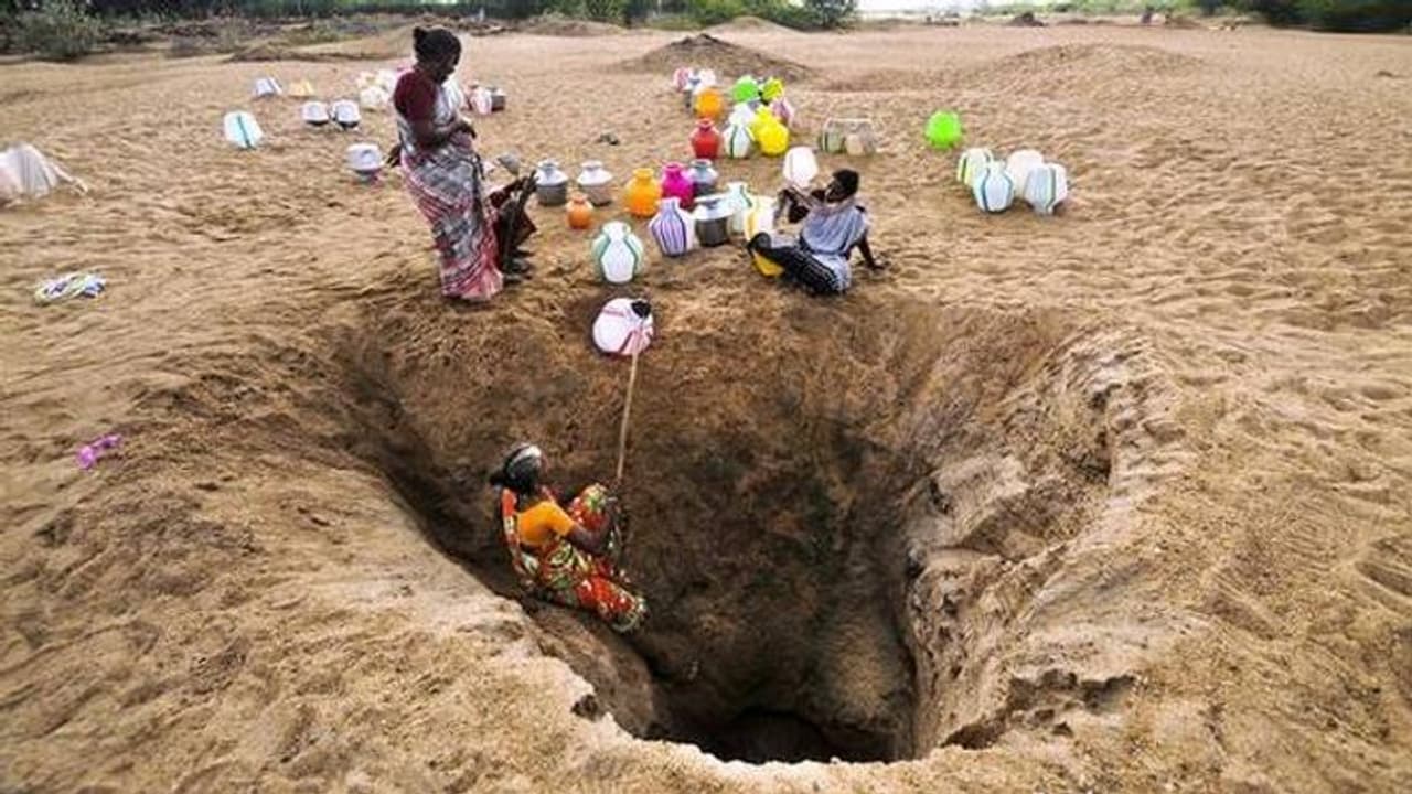 ரேஷன் கடையில் ஒரு குடும்பத்திற்கு 2 குடம் தண்ணீர்… வறட்சியில் வத்திப்போகும் கிராமங்கள்!! ரேஷன் கடையில் ஒரு குடும்பத்திற்கு 2 குடம் தண்ணீர்… வறட்சியில் வத்திப்போகும் கிராமங்கள்!!