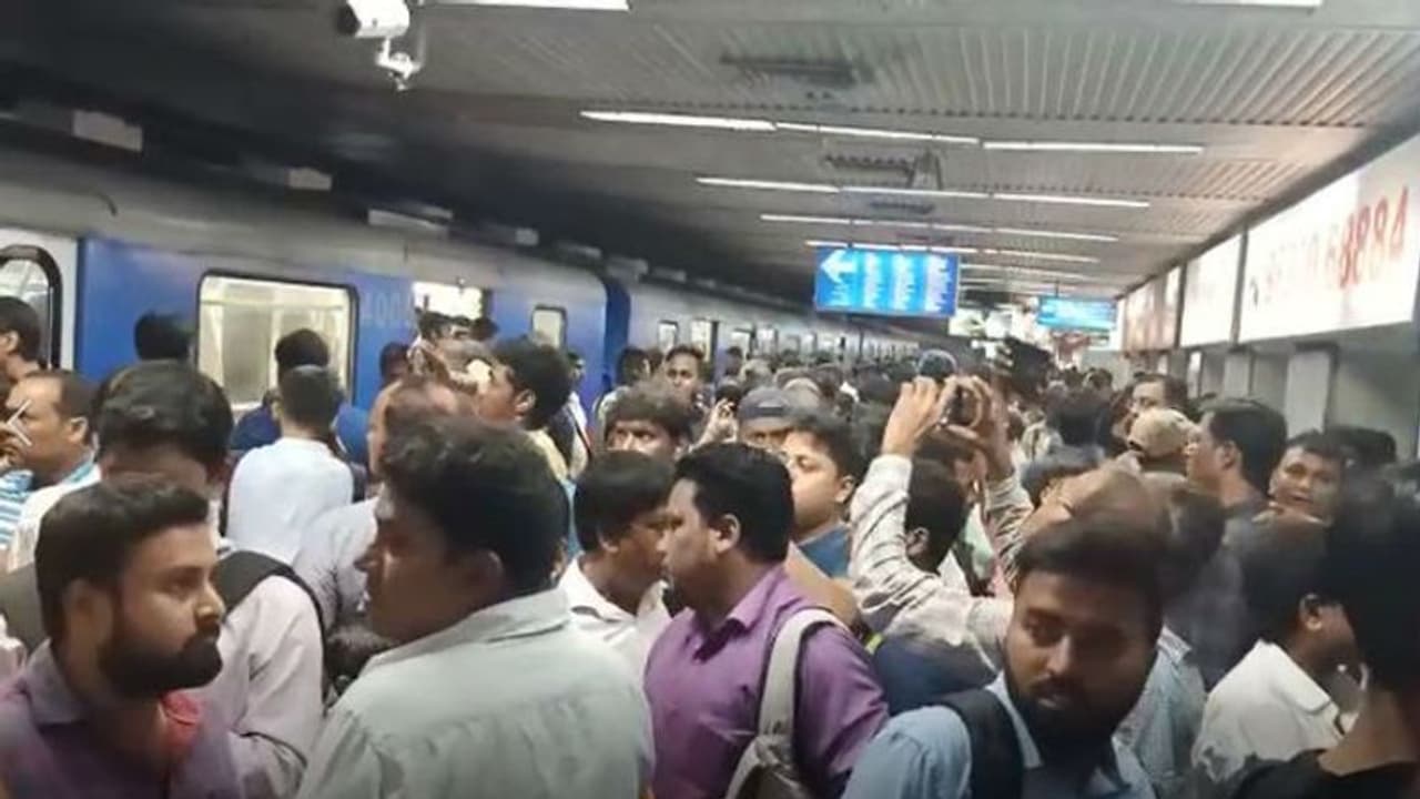 দমদম থেকে নোয়াপাড়া, গতি বাড়িয়ে ফিরছে কলকাতা মেট্রো দমদম থেকে নোয়াপাড়া, গতি বাড়িয়ে ফিরছে কলকাতা মেট্রো