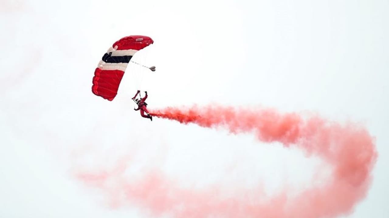 ವಿಶ್ವಕಪ್ ಫೈನಲ್: ಪ್ಯಾರಾಚ್ಯೂಟ್ ಮೂಲಕ ಬಾಲ್ ಡೆಲಿವರಿ! ವಿಶ್ವಕಪ್ ಫೈನಲ್: ಪ್ಯಾರಾಚ್ಯೂಟ್ ಮೂಲಕ ಬಾಲ್ ಡೆಲಿವರಿ!