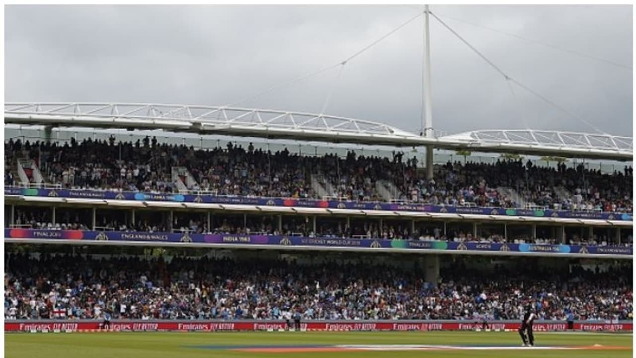 ഇന്ത്യയില്ലാത്ത ഫൈനലിന് ഓളമില്ല; ലോഡ്സിലെ കാണികളെ ട്രോളി ആരാധകര് ഇന്ത്യയില്ലാത്ത ഫൈനലിന് ഓളമില്ല; ലോഡ്സിലെ കാണികളെ ട്രോളി ആരാധകര്