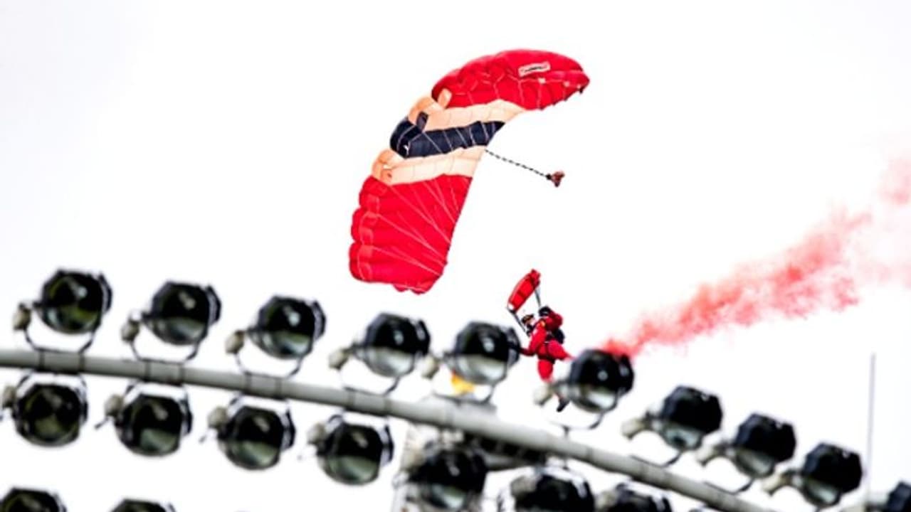 বিশ্বকাপে পাবজি এফেক্ট! প্যারাসুটে উড়ে এল ফাইনাল ম্যাচের বল, দেখুন ভিডিও বিশ্বকাপে পাবজি এফেক্ট! প্যারাসুটে উড়ে এল ফাইনাল ম্যাচের বল, দেখুন ভিডিও