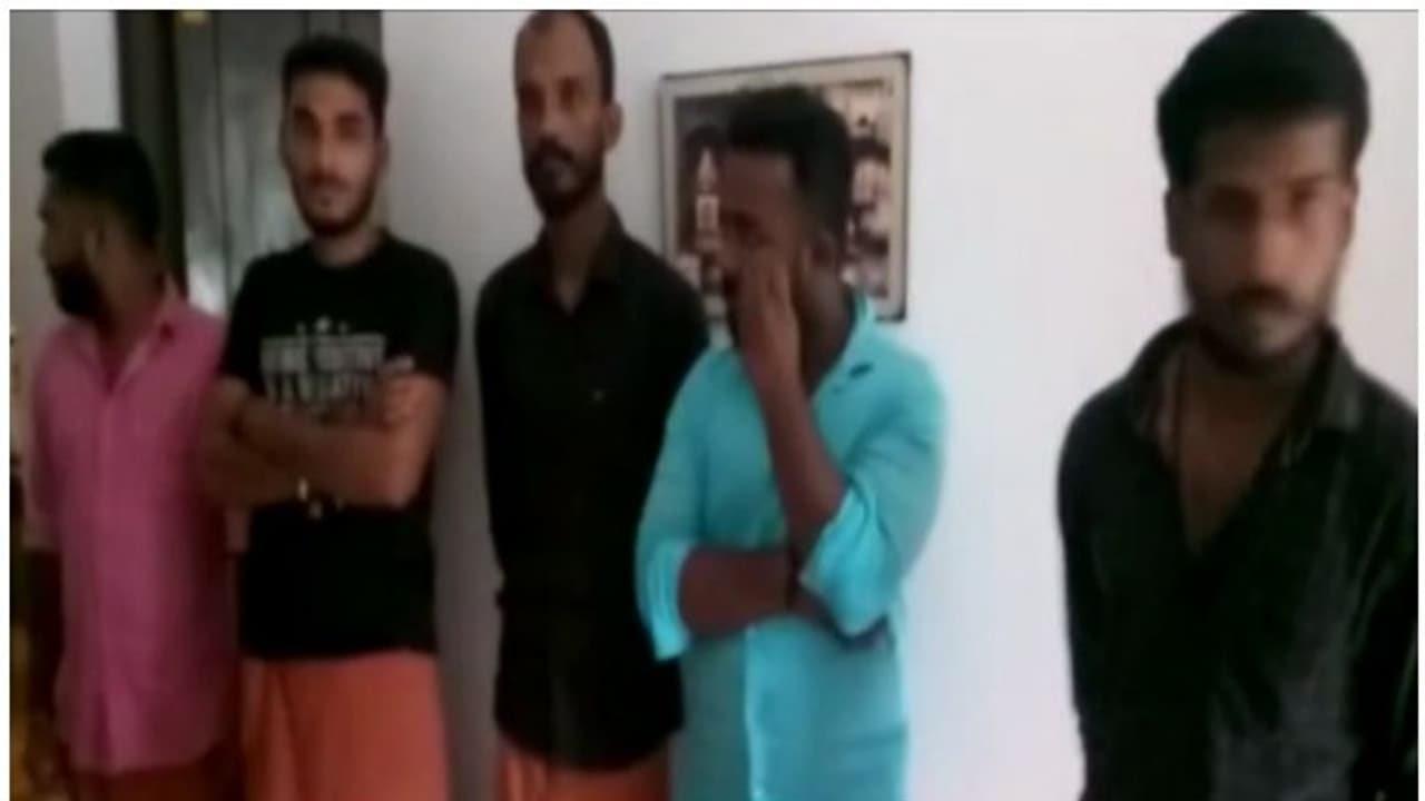 യുവാവിനെ കാർ കയറ്റി കൊല്ലാൻ ശ്രമിച്ച കേസ്; അഞ്ചംഗ ക്വട്ടേഷൻ സംഘം പിടിയിൽ യുവാവിനെ കാർ കയറ്റി കൊല്ലാൻ ശ്രമിച്ച കേസ്; അഞ്ചംഗ ക്വട്ടേഷൻ സംഘം പിടിയിൽ