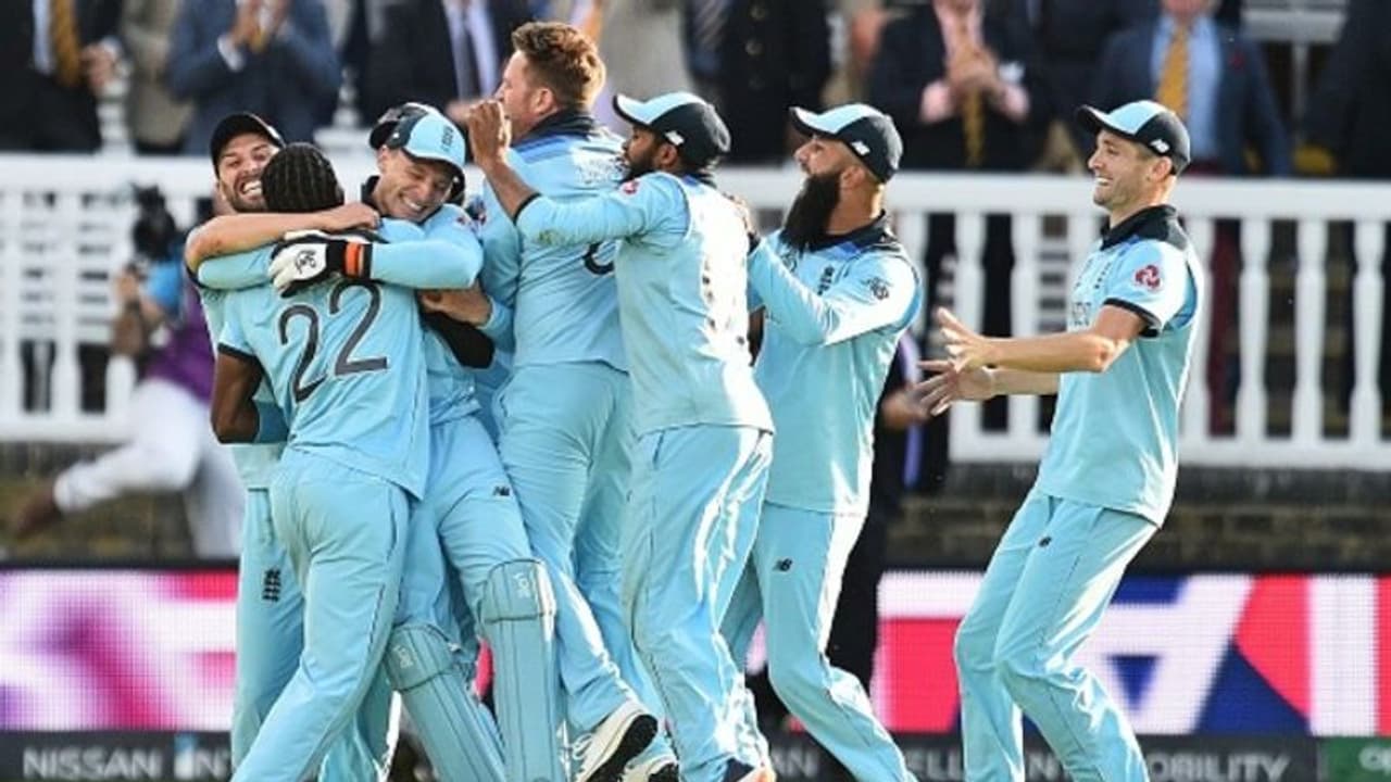 ৯ টি চারের ব্যবধানে বিশ্বজয়ী ইংল্যান্ড! ১০২ ওভারেও আলাদা করা গেল না দুই দলকে ৯ টি চারের ব্যবধানে বিশ্বজয়ী ইংল্যান্ড! ১০২ ওভারেও আলাদা করা গেল না দুই দলকে