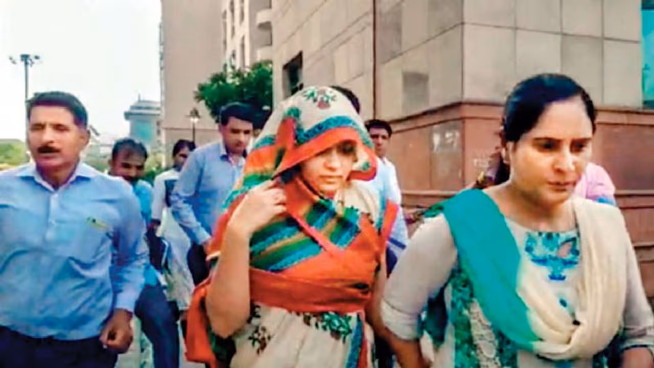 ಪತಿಯನ್ನೇ ಕೊಂದ ಮಾಜಿ ಸಿಎಂ ಸೊಸೆ ಗಿಣಿಶಾಸ್ತ್ರ ಕಲೀತಾಳಂತೆ! ಪತಿಯನ್ನೇ ಕೊಂದ ಮಾಜಿ ಸಿಎಂ ಸೊಸೆ ಗಿಣಿಶಾಸ್ತ್ರ ಕಲೀತಾಳಂತೆ!