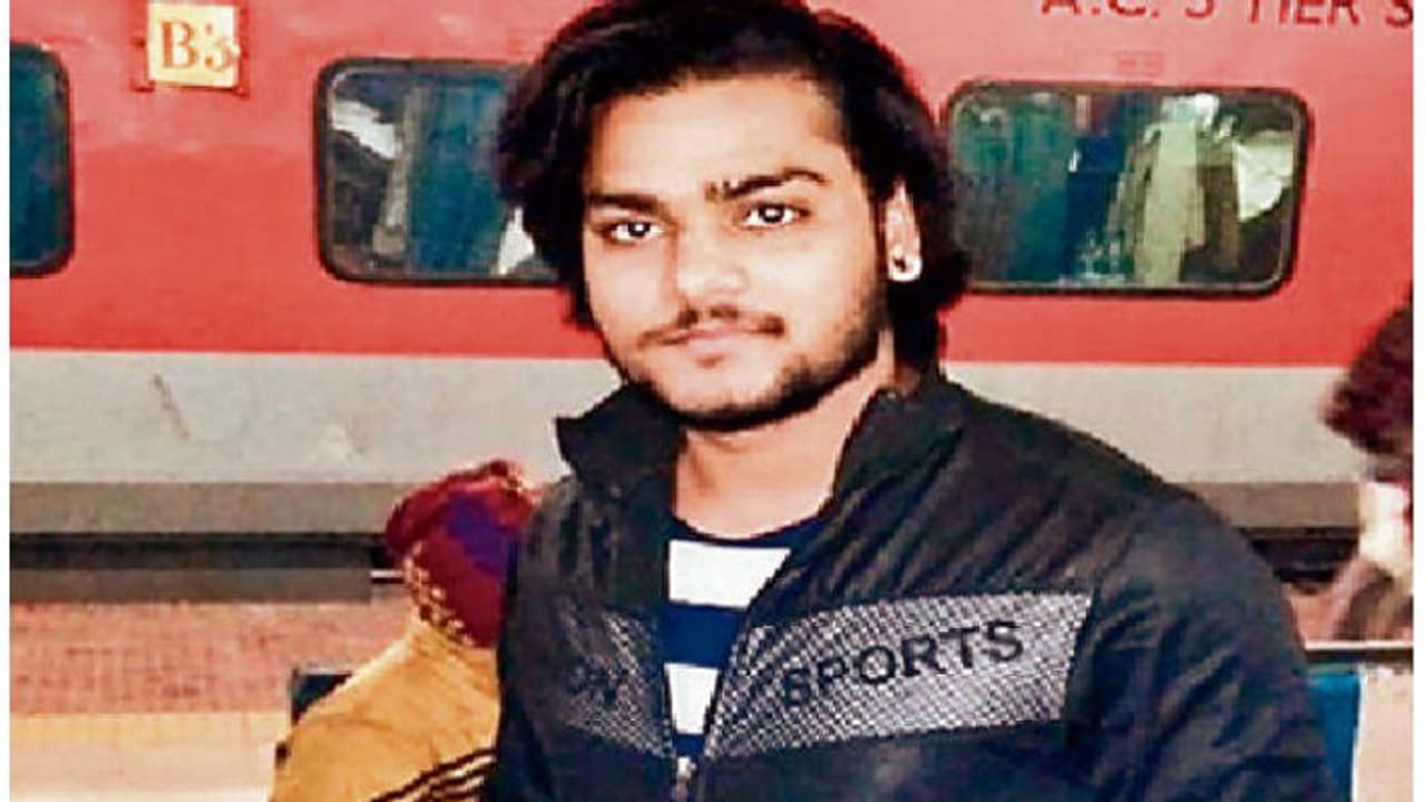 प्रेमिका से वीडियो कॉल पर चैट करते हुए किसी बात पर हुई बहस तो प्रेमी ने खुद को किया शूट प्रेमिका से वीडियो कॉल पर चैट करते हुए किसी बात पर हुई बहस तो प्रेमी ने खुद को किया शूट