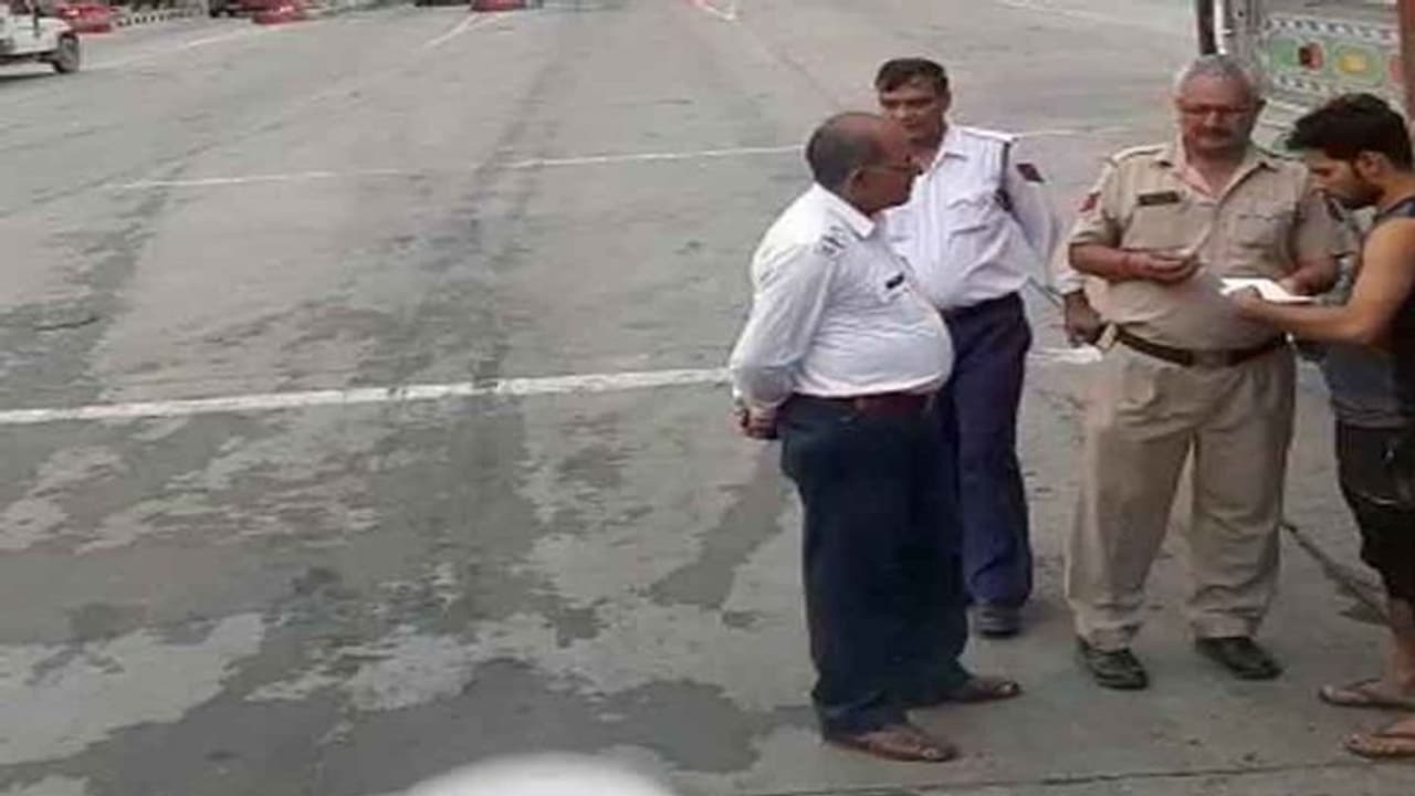 खाकी के कलंक, बगैर पैसे लिए नहीं बढ़ने दे रहे थे ट्रकों को आगे, लेकिन SP तक जा पहुंचा वायरल वीडियो खाकी के कलंक, बगैर पैसे लिए नहीं बढ़ने दे रहे थे ट्रकों को आगे, लेकिन SP तक जा पहुंचा वायरल वीडियो