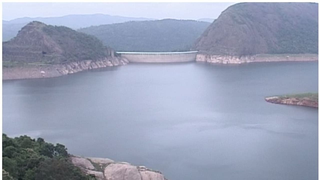 ഇടുക്കി ,മുല്ലപ്പെരിയാർ അണക്കെട്ടുകളിലെ ജലനിരപ്പ് സംബന്ധിച്ച് ആശങ്ക വേണ്ടെന്ന് ജില്ലാ ഭരണകൂടം ഇടുക്കി ,മുല്ലപ്പെരിയാർ അണക്കെട്ടുകളിലെ ജലനിരപ്പ് സംബന്ധിച്ച് ആശങ്ക വേണ്ടെന്ന് ജില്ലാ ഭരണകൂടം