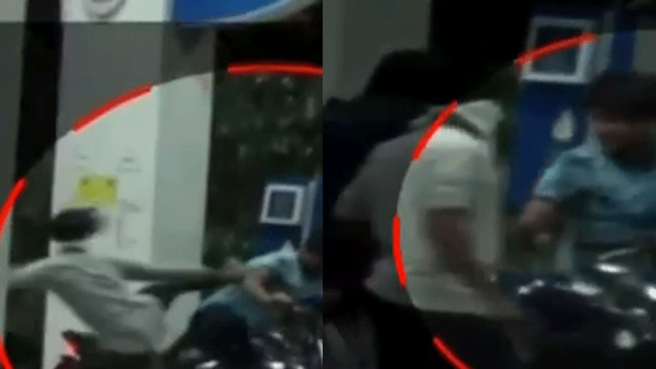 கஞ்சா கும்பல் கொலைவெறி தாக்குதல்... உயிருக்கு அஞ்சி ஓடிய வாடிக்கையாளர்கள்...! கஞ்சா கும்பல் கொலைவெறி தாக்குதல்... உயிருக்கு அஞ்சி ஓடிய வாடிக்கையாளர்கள்...!