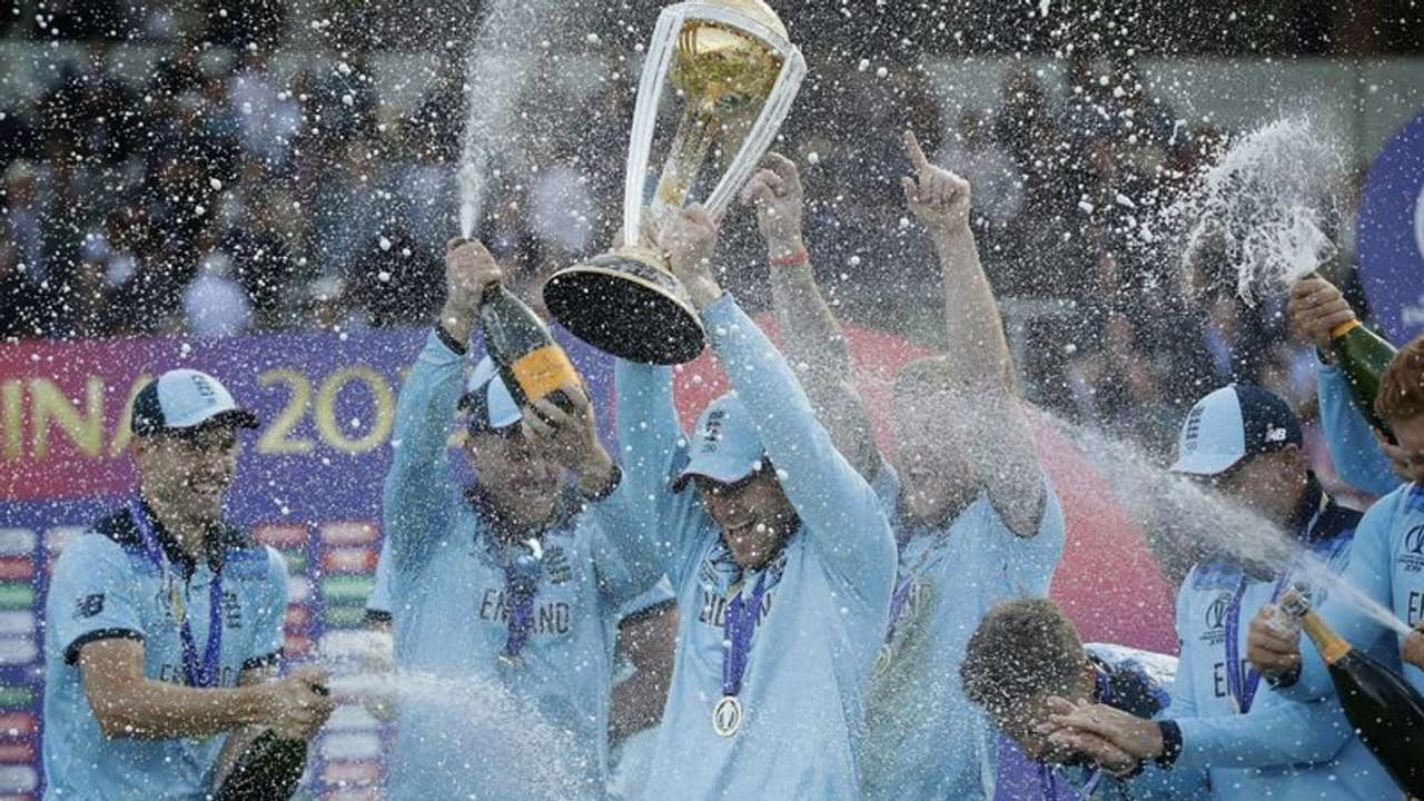 ഇംഗ്ലീഷ് താരങ്ങള് ഷാംപെയ്ന് പൊട്ടിച്ചപ്പോള് ഓടിമാറി മോയിനും റഷീദും ഇംഗ്ലീഷ് താരങ്ങള് ഷാംപെയ്ന് പൊട്ടിച്ചപ്പോള് ഓടിമാറി മോയിനും റഷീദും