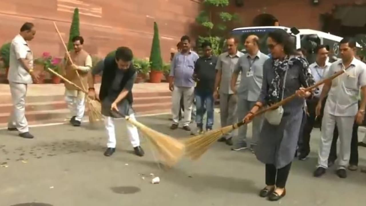 हेमा के झाड़ू लगाने पर फैंस ने धर्मेंद्र से किया सवाल, पति ने दिया मजेदार जवाब हेमा के झाड़ू लगाने पर फैंस ने धर्मेंद्र से किया सवाल, पति ने दिया मजेदार जवाब