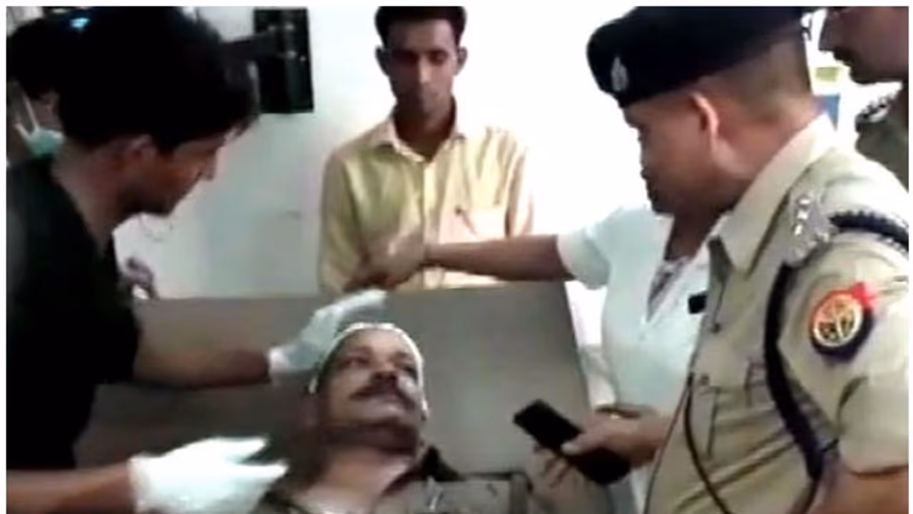 विवाद को रोकने गई पुलिस पर ही हो गया हमला, चौकी इंचार्ज पर हुआ कुल्हाड़ी से वार विवाद को रोकने गई पुलिस पर ही हो गया हमला, चौकी इंचार्ज पर हुआ कुल्हाड़ी से वार