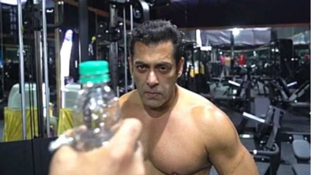 ആരും പരീക്ഷിക്കാത്ത ബോട്ടില് ക്യാപ് ചലഞ്ചുമായി സല്മാന് ഖാന്; വീഡിയോ ആരും പരീക്ഷിക്കാത്ത ബോട്ടില് ക്യാപ് ചലഞ്ചുമായി സല്മാന് ഖാന്; വീഡിയോ