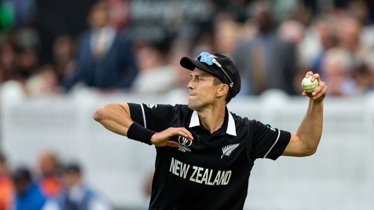 ఒంటి చేత్తో ఒడిసిపడుతూ అద్భుతమైన క్యాచ్... న్యూజిలాండ్ పేసర్ ట్రెంట్ బౌల్ట్...