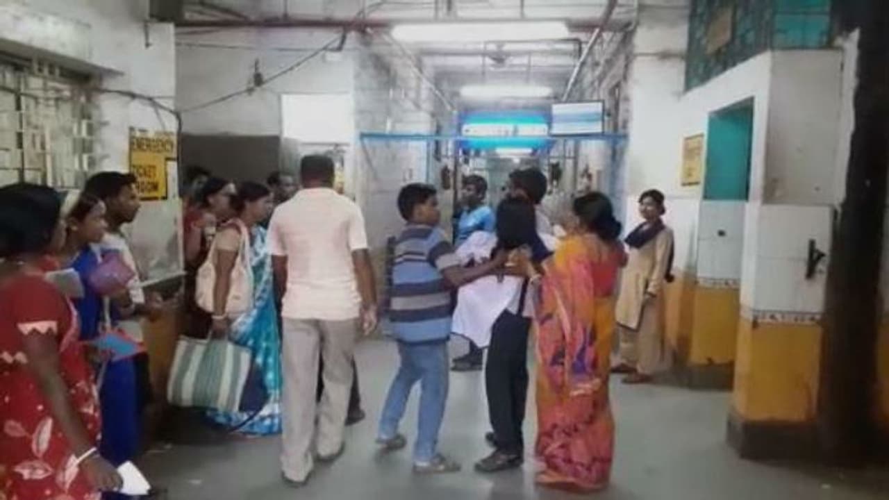 এক ছাত্রীকে দেখেই পর পর অসুস্থ অন্যরা, বাঁকুড়ার স্কুলে রহস্য এক ছাত্রীকে দেখেই পর পর অসুস্থ অন্যরা, বাঁকুড়ার স্কুলে রহস্য