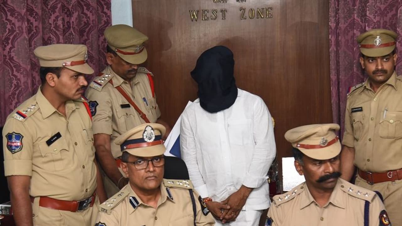 రాంప్రసాద్ హత్య: కోగంటి సత్యం సహా ఐదుగురు అరెస్ట్ రాంప్రసాద్ హత్య: కోగంటి సత్యం సహా ఐదుగురు అరెస్ట్