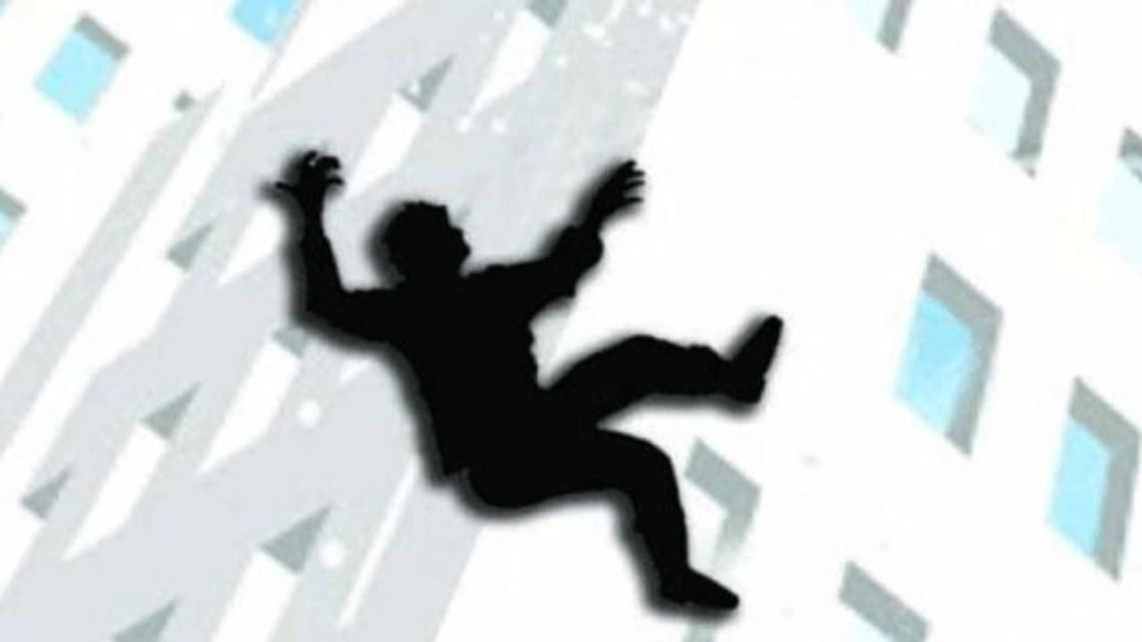 SRM பல்கலைக்கழகத்தில் தொடரும் மரணம்... மாடியில் குதித்து மாணவர் தற்கொலை..! SRM பல்கலைக்கழகத்தில் தொடரும் மரணம்... மாடியில் குதித்து மாணவர் தற்கொலை..!