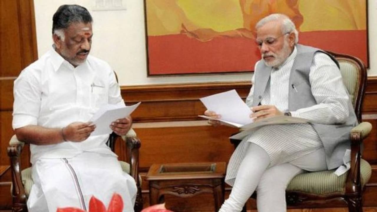 ஓ.பன்னீர்செல்வத்துக்கு கமாண்டோ பாதுகாப்பு வாபஸ்... மோடி அரசு அளித்த அதிர்ச்சி வைத்தியம்!
