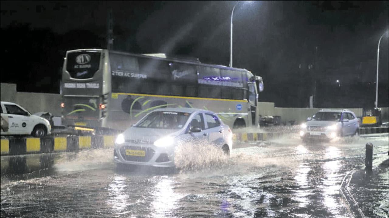 ಬೆಂಗಳೂರಿನಲ್ಲಿ ಧಾರಾಕಾರ ಮಳೆ ಬೆಂಗಳೂರಿನಲ್ಲಿ ಧಾರಾಕಾರ ಮಳೆ