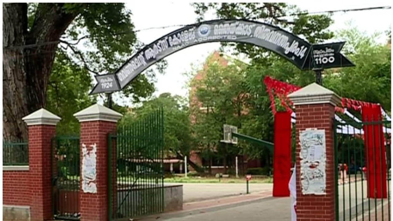 തിരുവനന്തപുരം ആര്ട്സ് കോളേജിലും എസ്എഫ്ഐ ഗുണ്ടായിസം; പെൺകുട്ടികളെ ഭീഷണിപ്പെടുത്തുന്ന ശബ്ദരേഖ പുറത്ത് തിരുവനന്തപുരം ആര്ട്സ് കോളേജിലും എസ്എഫ്ഐ ഗുണ്ടായിസം; പെൺകുട്ടികളെ ഭീഷണിപ്പെടുത്തുന്ന ശബ്ദരേഖ പുറത്ത്