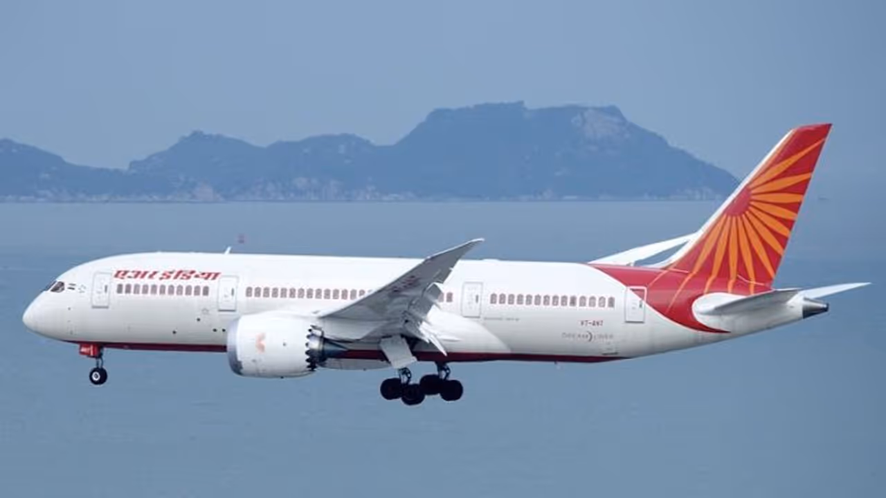 എയര് ഇന്ത്യയുടെ മുഴുവന് ഓഹരികളും വില്ക്കാന് കേന്ദ്ര സര്ക്കാര്; മന്ത്രിതല യോഗം അടുത്ത ആഴ്ച എയര് ഇന്ത്യയുടെ മുഴുവന് ഓഹരികളും വില്ക്കാന് കേന്ദ്ര സര്ക്കാര്; മന്ത്രിതല യോഗം അടുത്ത ആഴ്ച