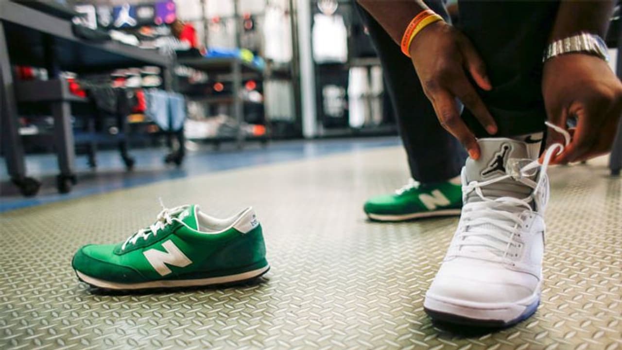 पुराने हो गए थे जूते, मां ने नहीं दिए पैसे तो वो नंगे पैर मॉल गया और फिर... पुराने हो गए थे जूते, मां ने नहीं दिए पैसे तो वो नंगे पैर मॉल गया और फिर...